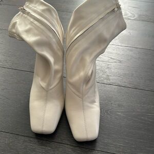 Tony Bianco Halsey bootie 
Brand new